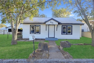 611 W College St, Jacksboro, TX 76458