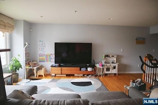 23 Legend Hills Dr, Edgewater, NJ 07020