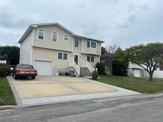 311 Riviera Pkwy, Lindenhurst, NY 11757