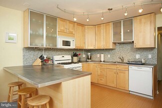 1657 Parkcrest Cir Unit 201, Reston, VA 20190