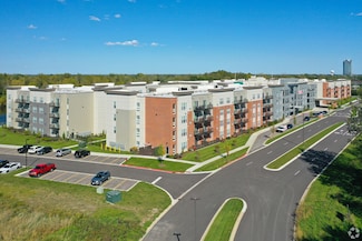 18w070 Royce Blvd Unit 319, Oakbrook Terrace, IL 60181