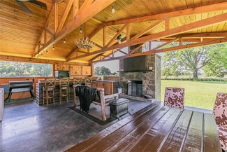 5440 Whispering Oaks Ln, Fort Worth, TX 76140