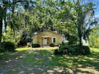 299 E 1st St, Midway, GA 31320