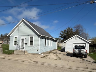 310 8th Ave, Menominee, MI 49858