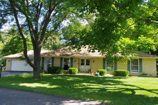 2 Dogwood Rd, Rolling Meadows, IL 60008