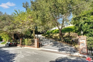9789 Oak Pass Rd, Beverly Hills, CA 90210