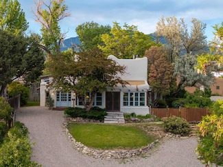 115 Quesnel St, Taos, NM 87571