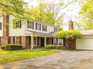 150 Sequoia Ln, Deerfield, IL 60015