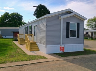 390 12th St, Plainwell, MI 49080