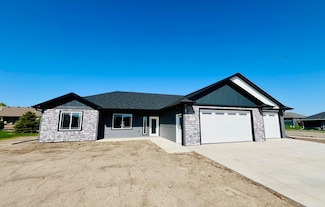 1102 S Illinois St, Aberdeen, SD 57401