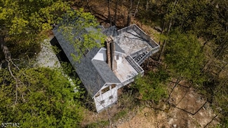 4 Amicalola Dr, Highland Lakes, NJ 07422