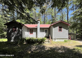 40 Delaney Dr, Brant Lake, NY 12815