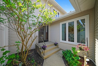 705 Pintail Ct, Deerfield, IL 60015