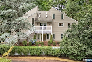 33 Berkshire Rd, Woodcliff Lake, NJ 07677