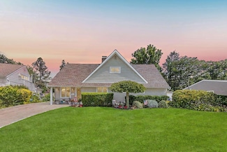 6 Bridge Ln, Hicksville, NY 11801