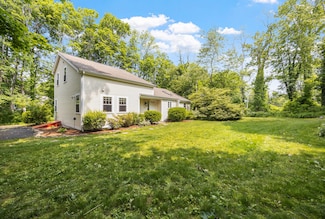 20 Olofson Dr, Cataumet, MA 02534