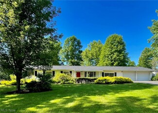 684 Robinhood Dr, Aurora, OH 44202