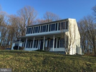 1 Paradise Ct, Oley, PA 19547