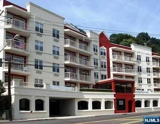 1100 River Rd Unit 105, Edgewater, NJ 07020