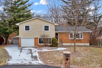 7S327 Midfield Dr, Aurora, IL 60506