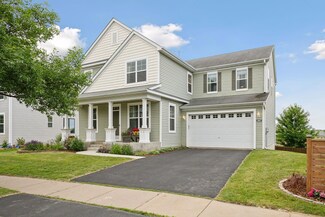 1967 Schoolmaster Dr, Chaska, MN 55318