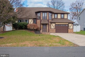 11 Sherwood Dr, Levittown, PA 19054