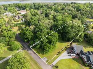 15 Stagecoach Rd, Seabrook, SC 29940