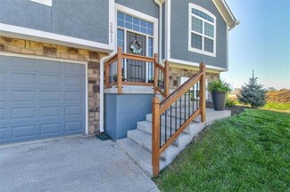 22911 S Ridgeview Dr, Peculiar, MO 64078