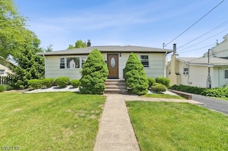 18 Nokomis Ave, Lake Hiawatha, NJ 07034