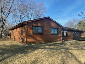 35 Earl St, Plano, IL 60545