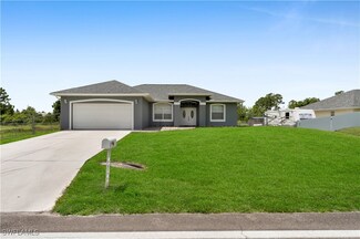 902 E 10th St, Lehigh Acres, FL 33972