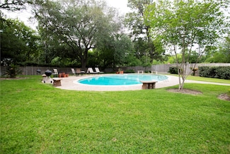 48 Bayou Pointe Dr, Houston, TX 77063