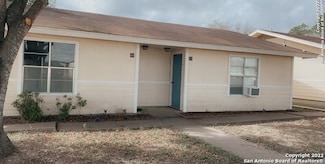 657 W 4th St Unit 18, Yorktown, TX 78164