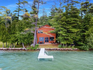 7276 Williams Ct, Elk Rapids, MI 49629
