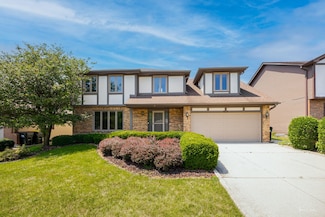 816 Heath Ln, Westmont, IL 60559