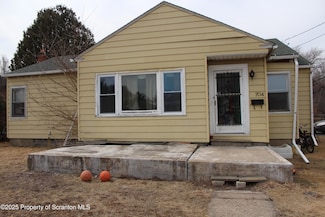 704 Edgebrook Dr, Moosic, PA 18507