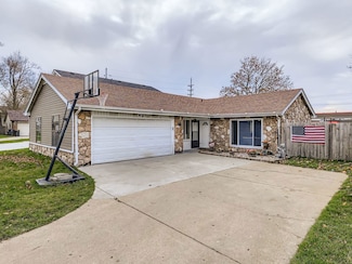 8 Southbury Ct, Streamwood, IL 60107