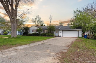 5544 Aylesbury Dr, Waterford, MI 48327