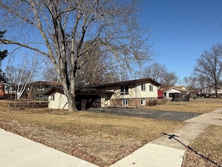 710 N Greenfield Dr, Freeport, IL 61032