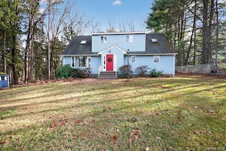 4 Carlyle Rd, Hyde Park, NY 12538