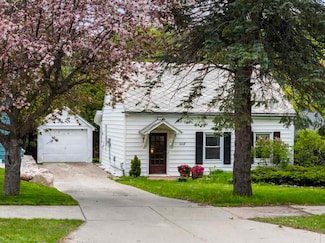1117 E Mitchell St, Petoskey, MI 49770
