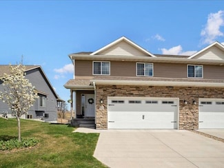 902 Creekside Dr, Tiffin, IA 52340