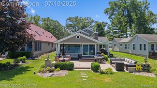4295 Shoreview Ln, Whitmore Lake, MI 48189