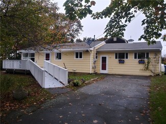 130 Reservoir Rd, Middletown, RI 02842