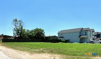 1016 E Fannin St, Luling, TX 78648