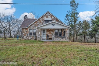 1269 S Summit Dr, Holts Summit, MO 65043