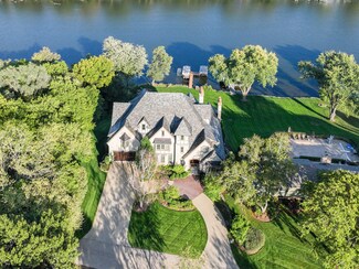 5N297 Bluff Dr S, Saint Charles, IL 60175