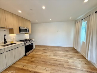6902 Corbin Ave, Los Angeles, CA 91335