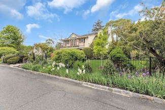 5 Hallett Ct, Blue Point, NY 11715