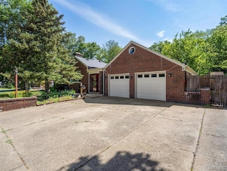 28212 Shock St, Saint Clair Shores, MI 48081